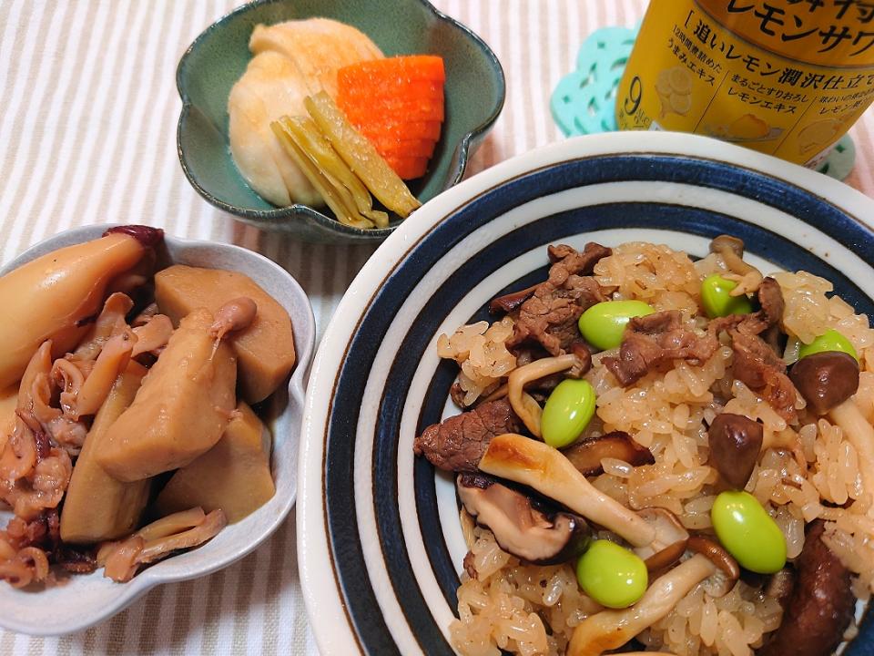 ★今日のお夕飯★
❇️牛肉とキノコのおこわ
❇️ヤリイカと里芋の煮物
❇️蕪と人参のぬか漬け
